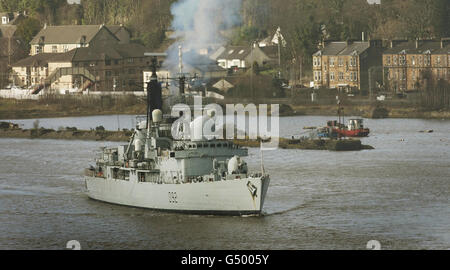 STANDALONE-FOTO: Zerstörer des Typs 42 HMS Liverpool segelt den Fluss Clyde auf einem viertägigen Besuch in Glasgow hinauf. Stockfoto