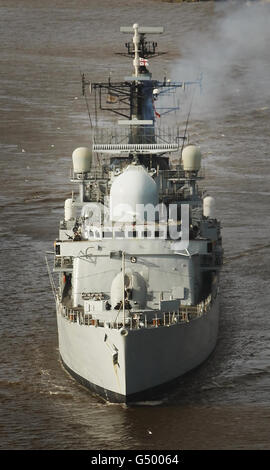 HMS Liverpool segelt auf den River Clyde Stockfoto