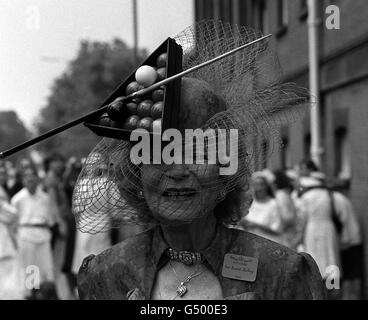 Frau Gertrude Shilling, Mutter von Milliner David Shilling beim Royal Ascot's Ladies Day Meeting, trägt einen Hut mit Snooker-Dreieck, Kugeln und Queue. Stockfoto