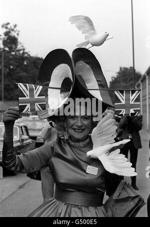 Swift um den Sieg der Falkland-Insel zu feiern, zeigt Milliners Mutter Frau Gertrude Shilling am ersten Tag der Royal Ascot-Rennen ein patriotisches Outfit und Hut. Stockfoto