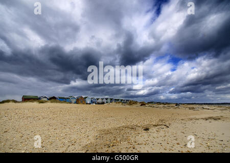 Weiten Himmel über Mudeford Strandhütten, Dorset. Stockfoto