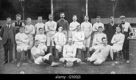 Luton Town Fußballverein im Jahr 1905. Hintere Reihe, von links nach rechts, E. Gibbs (Direktor), J. Bygrave (Groundsman), Bert Else, Fred Hawkes, Joe Blackett, Albert Lewis, Bill McCurdy (stellvertretender Kapitän), H Watkins, Abraham Wales, C Green (Sekretär) und W. Lawson (Trainer). Mittlere Reihe, von links nach rechts; Pat Gallacher, Alf Warner, John Dow, John Pickering, Alex McDonald und Billy Barnes. Untere Reihe, von links nach rechts; Fred White, Alex Brown und Bob Hawkes (Kapitän). Stockfoto