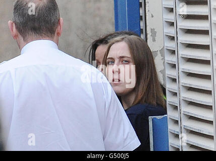 Hannah Bonser (rechts) wird vom Doncaster Magistrates Court weggeführt, nachdem er wegen des Mordes an der 13-jährigen Casey-Lyanne Kearney angeklagt wurde. Stockfoto