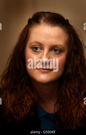 Katie Booth, 19, die Enkelin des ermordeten Guiseppe und Caterina Massaro, spricht auf einer Pressekonferenz in Wolverhampton. Ireneusz Bartnowski wurde für schuldig befunden, das ältere Paar im April letzten Jahres bei einem „brutalen und wilden“ Angriff in ihrem Haus ermordet zu haben. Stockfoto