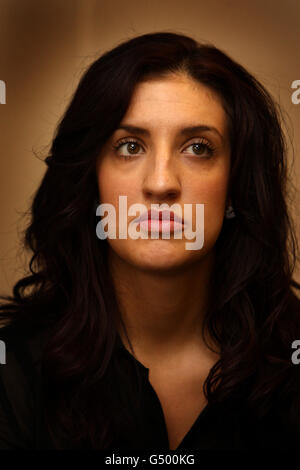 Lindsey Booth, 24, die die Leichen ihrer Großeltern Guiseppe und Caterina Massaro fand, spricht auf einer Pressekonferenz in Wolverhampton. Ireneusz Bartnowski wurde für schuldig befunden, das ältere Paar im April letzten Jahres bei einem „brutalen und wilden“ Angriff in ihrem Haus ermordet zu haben. Stockfoto