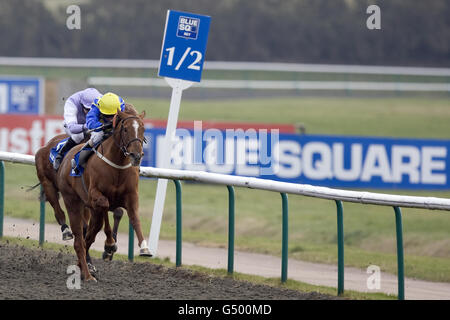 Pferderennen - Blue Square Sprint Series Nachmittagsrennen - Lingfield Park. Amitola mit Joe Fanning und Tarooq mit Tony Hamilton (hinten) treten bei der Wette am Blue Square Handicap an Stockfoto