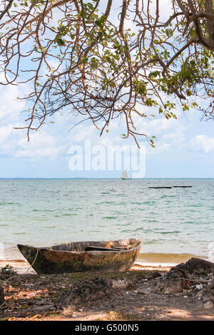 Tanzania, Zanzibar, Pemba Island, einsamen Strand, Boot, verwitterte Boot am Strand Stockfoto