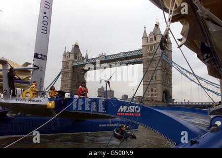 Der weltweit größte Katamaran Team Philips kommt am St. Katharines Dock in London an. Die Queen soll die 4 Millionen Superyacht nennen. Es wurde in Devon vom maritimen Helden Pete Goss, dem 70 Meter breiten Monster, gebaut. * Es wird angenommen, dass das weltweit fortschrittlichste Segelschiff ist und die weltweit größte reine Kohlenstoffstruktur ist. Stockfoto