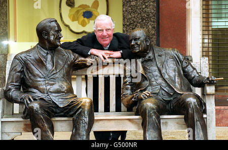 Sir Jocelyn Stevens, Vorsitzender von English Heritage, zwischen Franklin D Roosevelt (links) und Winston Churchill (Skulptur mit dem Titel „Allies“ von Lawrence Holofeener) in der New Bond Street, London, im Rahmen des „Jahres der Skulptur“ von English Heritage. Stockfoto