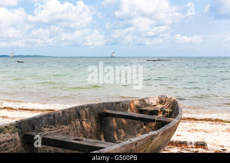 Tanzania, Zanzibar, Pemba Island, einsamen Strand, Boot, verwitterte Boot am Strand Stockfoto