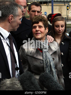 Luisa Mastrobuono (grauer Mantel), umgeben von Familienmitgliedern und Detective Superindendent Keith Wilson (links), spricht heute vor dem Wolverhampton Crown Court, nachdem Ireneusz Bartnowski für schuldig befunden wurde, an ihrem Bruder Guiseppe Massaro und seiner Frau Caterina ermordet zu haben. Stockfoto