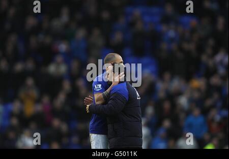 Evertons Johnny Heitinga mit Landon Donovan (rechts) nach dem Finale Pfeife Stockfoto