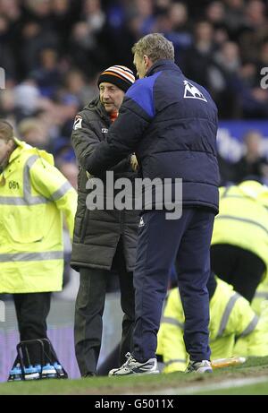 Fußball - FA Cup - Fünfte Runde - Everton gegen Blackpool - Goodison Park. Der Manager von Blackpool, Ian Holloway (links), schüttelt sich nach dem letzten Pfiff die Hände mit dem Everton-Manager David Moyes. Stockfoto