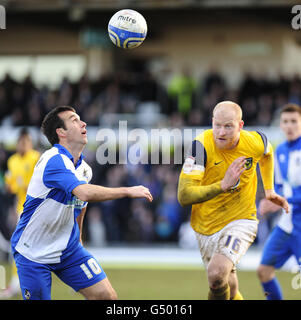 Scott McGleish von Bristol Rovers und Andrew Whing von Oxford United kämpfen im zweiten Spiel der npower Football League im Memorial Stadium in Bristol um den Ball. Stockfoto