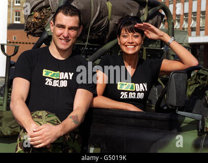 TV-Moderatorin Melanie Sykes und Ex-Fußballer und Schauspieler Vinnie Jones starten den National TA Day der Territorial Army in Chelsea Barracks, London, als die 350 TA-Zentren im Rahmen einer bundesweiten Rekrutierungskampagne ihre Türen für die Öffentlichkeit öffnen. * 10,300 junge Männer und Frauen zu rekrutieren. Stockfoto