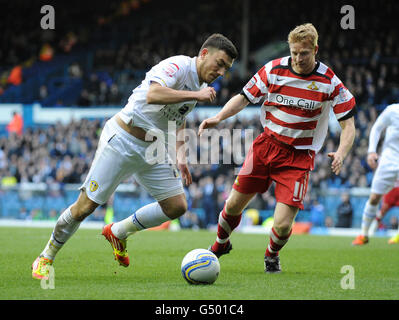 Robert Snodgrass von Leeds United (links) und Adam Lockwood von Doncaster Rovers (rechts) kämpfen während des npower Football League Championship-Spiels in der Elland Road, Leeds, um den Ball. Stockfoto