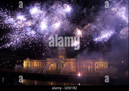 Der Himmel wurde über Dublins Custom House Building am Liffey erleuchtet, als 15 Tonnen Feuerwerk zum großen Finale des St. Patrick's Day Wochenendes losgelassen wurden. Stockfoto