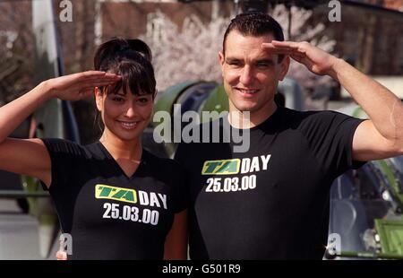 TV-Moderatorin Melanie Sykes und Ex-Fußballer und Schauspieler Vinnie Jones starten den National TA Day der Territorial Army in Chelsea Barracks, London, als die 350 TA-Zentren im Rahmen einer bundesweiten Rekrutierungskampagne ihre Türen für die Öffentlichkeit öffnen. * 10,300 junge Männer und Frauen zu rekrutieren. Stockfoto