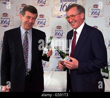 Derek Wilkinson (links), Finanzdirektor von Scottish & Newcastle, und Brian Stewart, Group Chief Executive von Scottish & Newcastle, in der City of London, wo bekannt gegeben wurde, dass die Brauerei das Kronenbourg Brauereigeschäft vom französischen Danone übernehmen wird. *S&N hat mit der französischen Foods Group eine Vereinbarung über den Kauf ihrer Bierbetriebe in den nächsten drei Jahren getroffen. Mit dem Deal wird Kronenbourg unter das gleiche Dach kommen wie S&N's Biersortiment, einschließlich John Smith's und Newcastle Brown Ale. Stockfoto