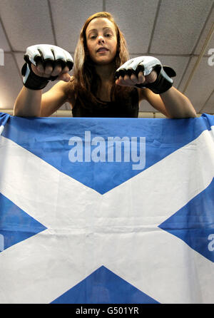 Weibliche Käfigkämpferin Joanne 'JoJo' Calderwood während einer Trainingseinheit im Griphouse Gym in Glasgow. Stockfoto