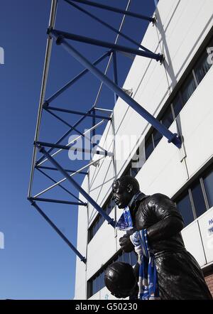 Fußball - FA Cup - Fünfte Runde - Everton gegen Blackpool - Goodison Park. Eine Statue von Dixie Dean vor dem Goodison Park ist mit Schals bedeckt Stockfoto