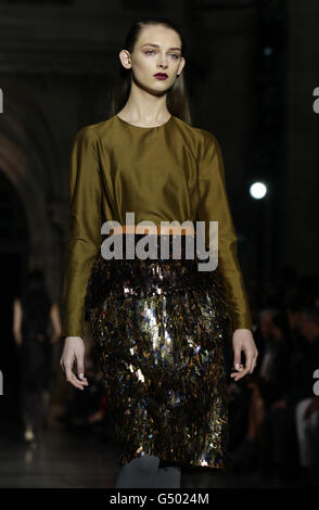 Models auf dem Laufsteg während der Nicole Farhi Herbst/Winter London Fashion Week Show, im Royal Courts of Justice im Zentrum von London. Stockfoto