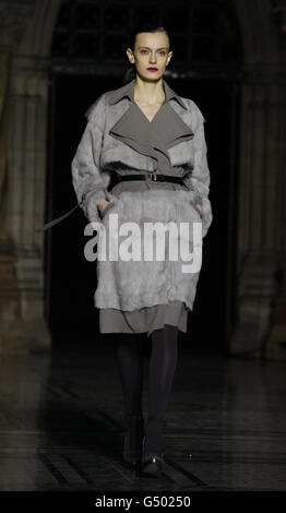 Ein Model auf dem Laufsteg während der Nicole Farhi Herbst/Winter London Fashion Week Show, im Royal Courts of Justice im Zentrum von London. Stockfoto