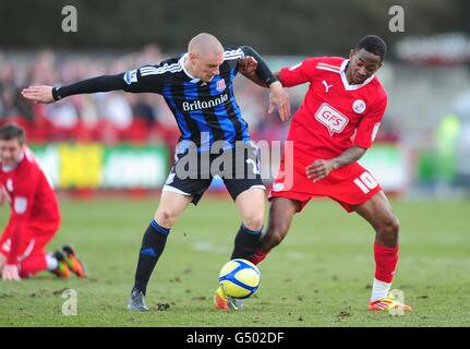 Andy Wilkinson von Stoke City (links) und Sanchez Watt von Crawley Town (Rechts) in Aktion Stockfoto