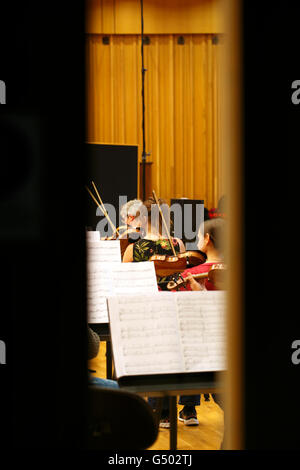 Aufnahme Studiomusikern in einem live-Recording-Studio Musik aufnehmen. Geiger. Stockfoto