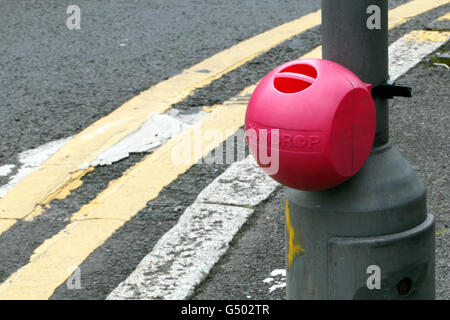 Gumdrop Sammelstelle auf eine Lampost mit recycelten Gum gemacht. Stockfoto