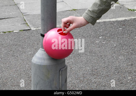 Gumdrop Sammelstelle auf ein Lampost Mädchen Gum hinein fallen. Stockfoto