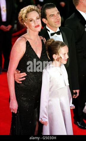 Die Schauspielerin Melie Griffith, ihre Tochter Stella und ihr Mann, der Schauspieler Antonio Banderas, kommen zu den 72. Annual Academy Awards [die Oscars] im Shrine Auditorium in Los Angeles, USA Stockfoto