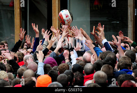 Faschingsdienstag. Spieler während des Royal Shrovetide Football-Spiels in Ashbourne, Derbyshire. Stockfoto