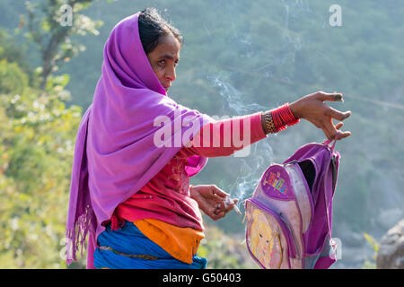 Nepal, Western Region, Khudi, am Annapurna Circuit - Tag1 - von Bhulbhule, Jagat - A Nepali Mutter ihre Tochter Schultasche Rauchen Stockfoto