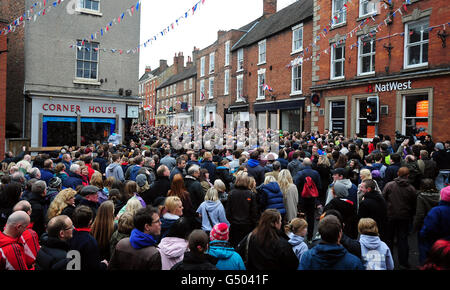 Faschingsdienstag. Mitglieder der Öffentlichkeit folgen den Spielern während des Royal Shrovetide Football in Ashbourne, Derbyshire. Stockfoto