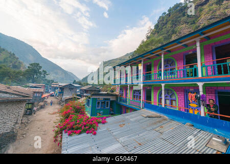 Nepal, Western Region, Jagat auf der Annapurna Circuit - Tag 1 - von Bhulbhule nach Jagat - Farbe-bewusste Gäste-Residenz in Jagat Stockfoto