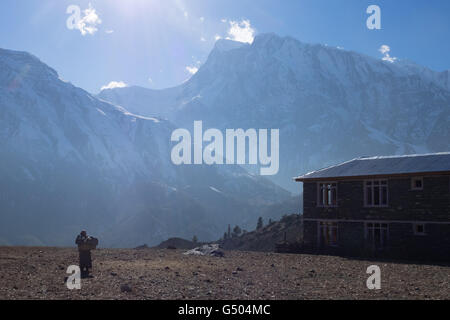 Nepal, Western Region, Humde, auf dem Annapurna Circuit - Tag 5 - vom unteren Pisang nach Braga - Sonne über den Bergen am Bhakra Stockfoto