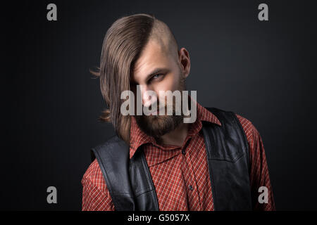 bärtiger Mann in Weste in die Kamera schaut Stockfoto