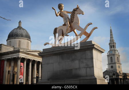 Auf dem vierten Sockel im Trafalgar Square im Zentrum von London wird eine Skulptur eines 4,1 m hohen goldenen Bronzebogen mit einem Schaukelpferd mit dem Titel „Powerless Structures Fig 101“ ausgestellt, das vom skandinavischen Kunstduo Michael Elmgreen &amp; Ingar Dragset entworfen wurde. Stockfoto