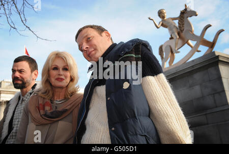 Skandinavisches Kunstduo von Michael Elmgreen (rechts) &amp; Ingar Dragset (links) posiert mit Joanna Lumley und ihrer Skulptur eines 4,1 m hohen goldenen Bronzejungen auf einem Schaukelpferd mit dem Titel „Powerless Structures Fig 101“, der auf dem vierten Sockel im Trafalgar Square im Zentrum von London ausgestellt wird und vom skandinavischen Kunstduo Michael Elmgreen &amp; Ingar Dragset entworfen wurde. Stockfoto