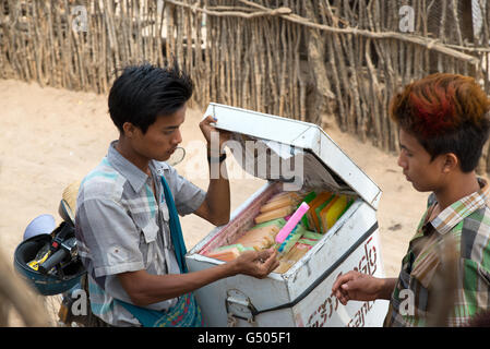 Mann verkaufte Eis von seinem Eis wagen, Region Mandalay, Myanmar Stockfoto