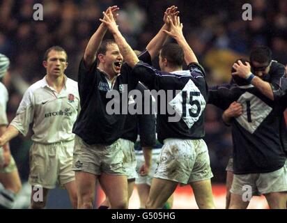 Der schottische Kapitän Andy Nicol (links) feiert den Sieg über England mit Teamkollege Chris Pherson beim Six Nations Championship-Spiel in Murrayfield. Das Endergebnis war Schottland 19, England 13. Stockfoto