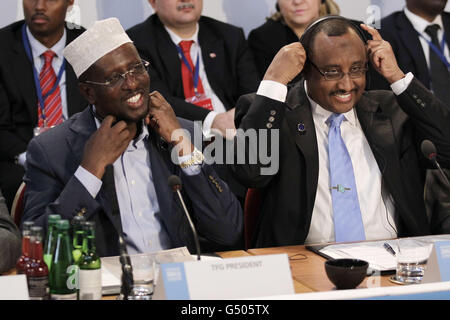 Der Präsident von Somalia, Sheikh Sharif Ahmed (links), und der Premierminister von Somalia, Abdiweli Mohamed Ali, reagieren auf die Somalia-Konferenz im Lancaster House in London. Stockfoto