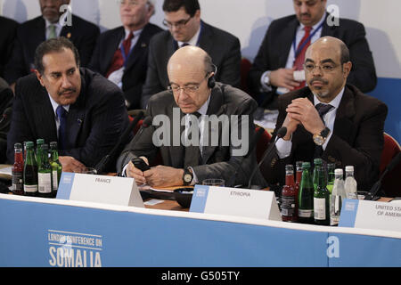 Der katarische Außenminister Hamad bin Jassim (links), der französische Außenminister Allan Juppe (Mitte) und der äthiopische Premierminister Meles Zenawi während der Somalia-Konferenz im Lancaster House in London. Stockfoto