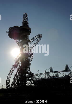 Ein Blick auf das sonnenverwöhnte Olympiastadion neben dem ArcelorMittal Orbit im Olympiapark, London. Stockfoto