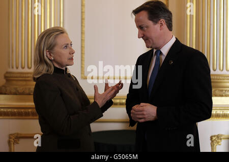 Premierminister David Cameron spricht mit US-Außenministerin Hillary Rodham Clinton während der Londoner Konferenz zu Somalia im Lancaster House in London. Stockfoto