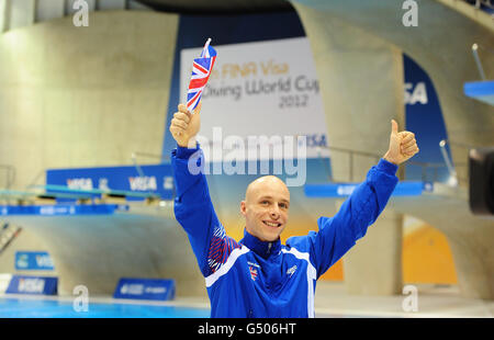 Peter Waterfield, der große Brite, feiert im Finale der 10-Meter-Plattform für Herren den Bronzemieg während des 18. FINA Visa Diving World Cup im Aquatics Center im Olympic Park in London. Stockfoto