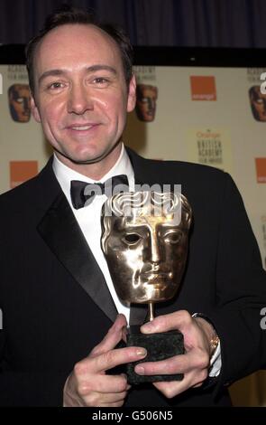 Schauspieler Kevin Spacey mit seinem besten Schauspieler BAFTA für amerikanische Schönheit bei den Orange British Academy Film Awards, die im Odeon-Kino am Leicester Square in London stattfinden. Stockfoto