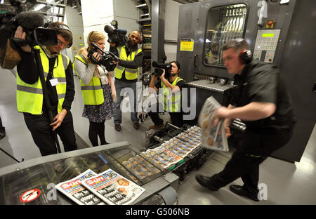 Die ersten Exemplare der neuen Zeitung Sun on Sunday Rollen von den Druckmaschinen der Nachrichtendruckerei in Broxbourne Hertfordshire. Stockfoto