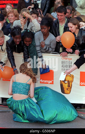 Die amerikanische Beauty-Star-Schauspielerin Mena Suvari signiert Autogramme, als sie bei den Orange British Film Academy Awards (BAFTA's) im Odeon-Kino auf dem Londoner Leicester Square ankommt. Stockfoto